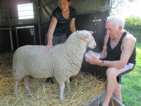 Begrüßung von Opa mit Brot und Salz.JPG